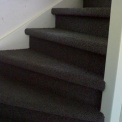 trap stofferen met velour tapijt voor woonkamer