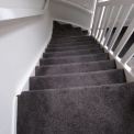 2 Dichte trappen met velour tapijt