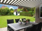zonnescherm met gesloten cassette in achtertuin