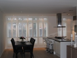 Shutters op vouwrailsysteem te Beverwijk