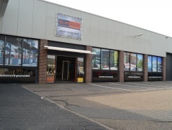 Voorgevel van de showroom