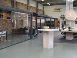 Impressie van de mooi ingerichte showroom