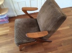 Opnieuw stofferen fauteuil met houten armleuningen