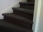Dichte trap bekleden met tapijt en ondertapijt