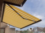 Zonnescherm gestreept doek met gesloten cassette