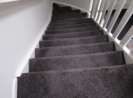 2 trappen bekleden met tapijt en rubber ondertapijt 