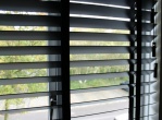 Houten Jalouzie 50mm voor woonkamer raam