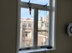 Houten jaloezie voor slaapkamer. Zie foto