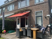 Elektrisch zonnescherm buiten. Zie 6 bijgesloten fotos