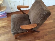 Opnieuw stofferen fauteuil met houten armleuningen