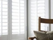 Witte shutters voor lange ramen 