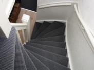 Dichte trap nieuwbouwhuis tapijt met ondertapijt