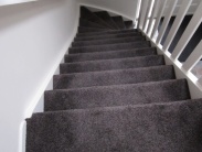 2 trappen bekleden met tapijt en rubber ondertapijt 