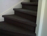 trap stofferen met velour tapijt voor woonkamer
