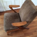 Opnieuw stofferen fauteuil met houten armleuningen