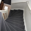 Dichte trap nieuwbouwhuis tapijt met ondertapijt