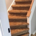 nieuwe gesloten trap bekleden met tapijt, kleur antraciet