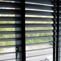 Houten Jalouzie 50mm voor woonkamer raam